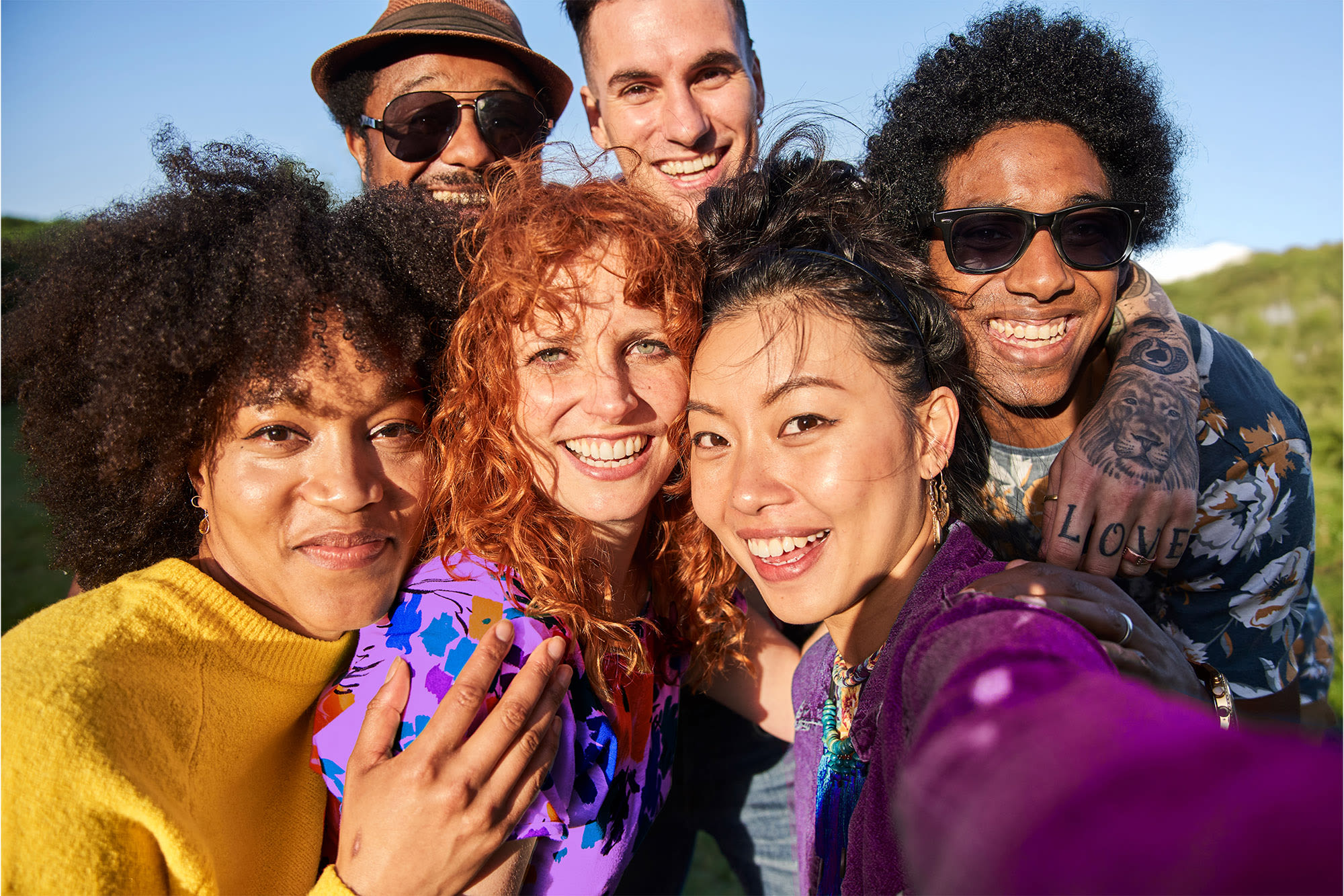 Junge diverse Menschen posieren lachend fĂŒr ein Selfie â BKS Bank steht fĂŒr Vielfalt, Inklusion und Gemeinschaft. Junge diverse Menschen posieren lachend fĂŒr ein Selfie â BKS Bank steht fĂŒr Vielfalt, Inklusion und Gemeinschaft.