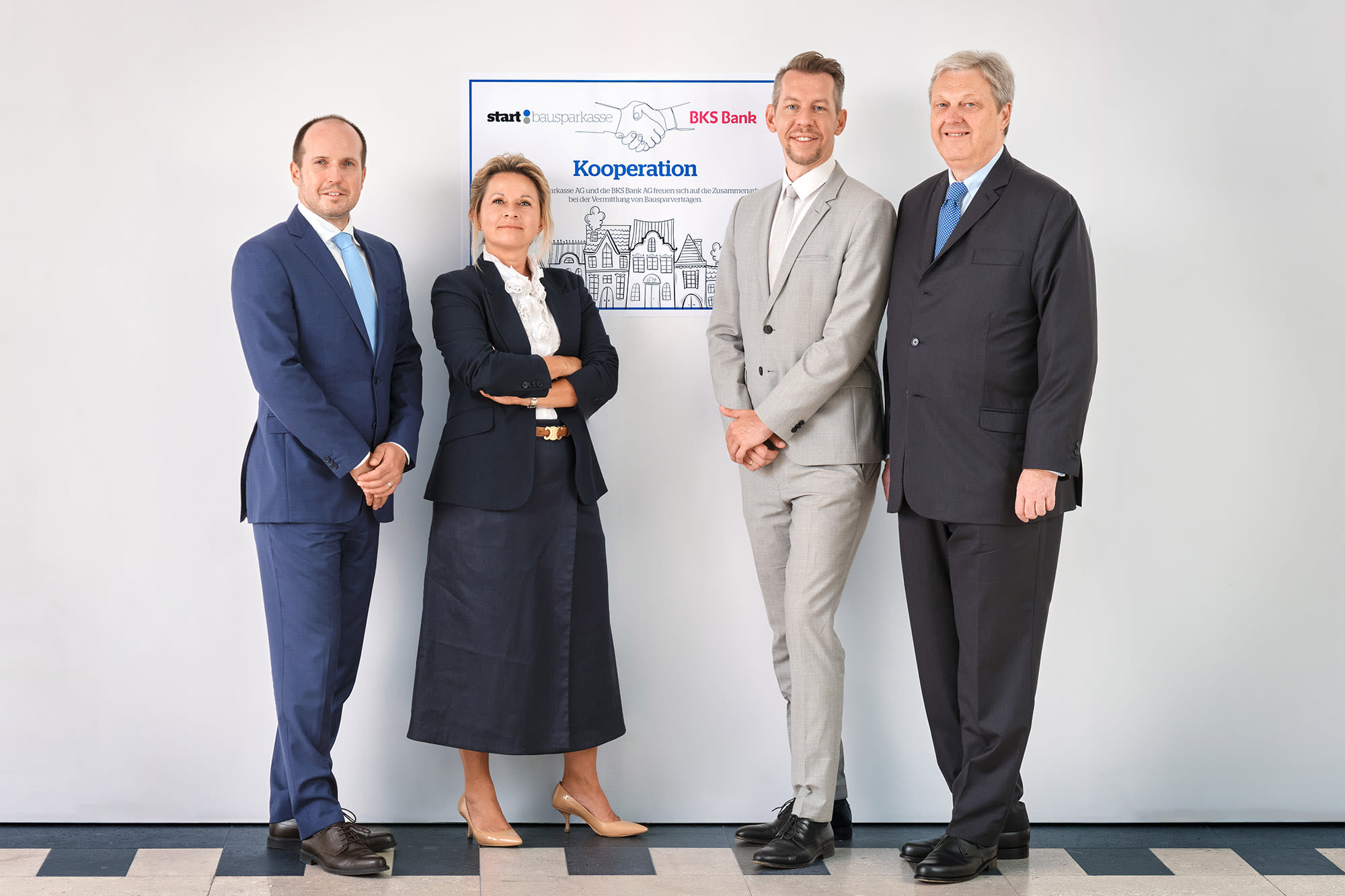 Vier Vertreter:innen von BKS Bank und Start:Bausparkasse bei Kooperationspräsentation – gemeinsame Lösungen für Wohnträume. Vier Vertreter:innen von BKS Bank und Start:Bausparkasse bei Kooperationspräsentation – gemeinsame Lösungen für Wohnträume.