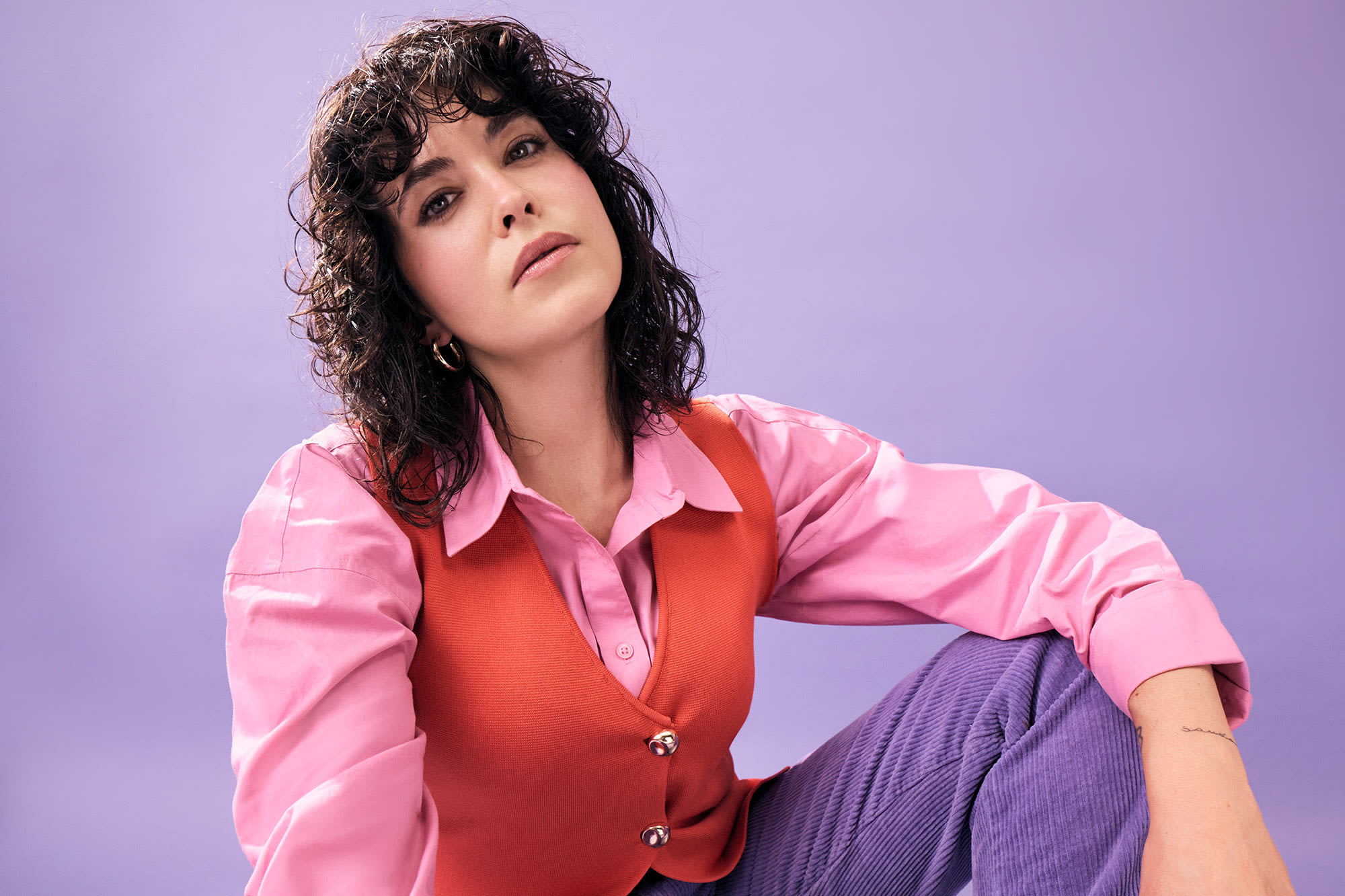 Mlada ženska v pisani obleki na vijoličnem ozadju - Kariera v banki BKS.