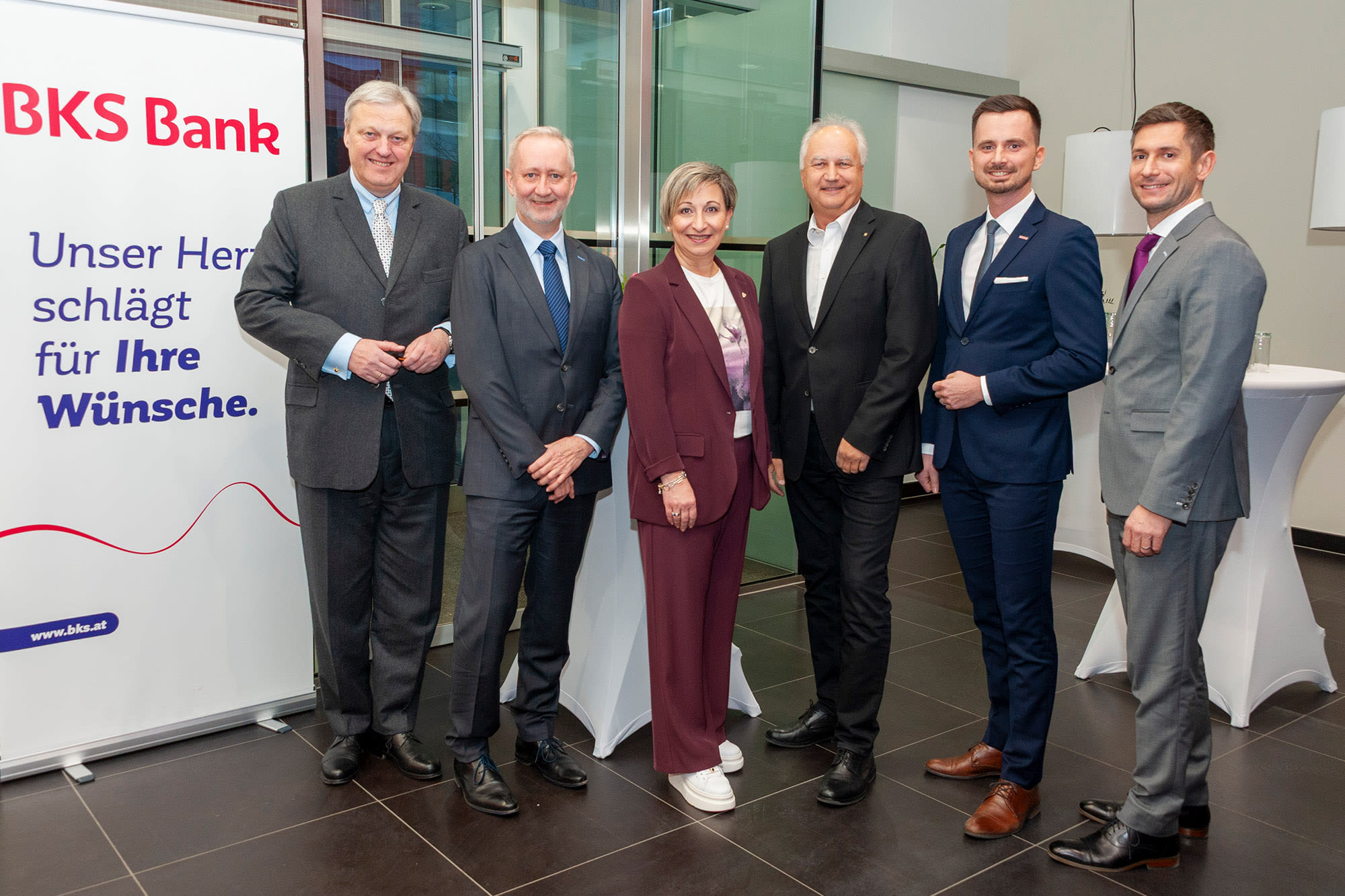 Sechs Personen bei der Eröffnung der neuen BKS Bank Filiale in Mattersburg – ein starkes Zeichen für regionale Kundennähe. Sechs Personen bei der Eröffnung der neuen BKS Bank Filiale in Mattersburg – ein starkes Zeichen für regionale Kundennähe.