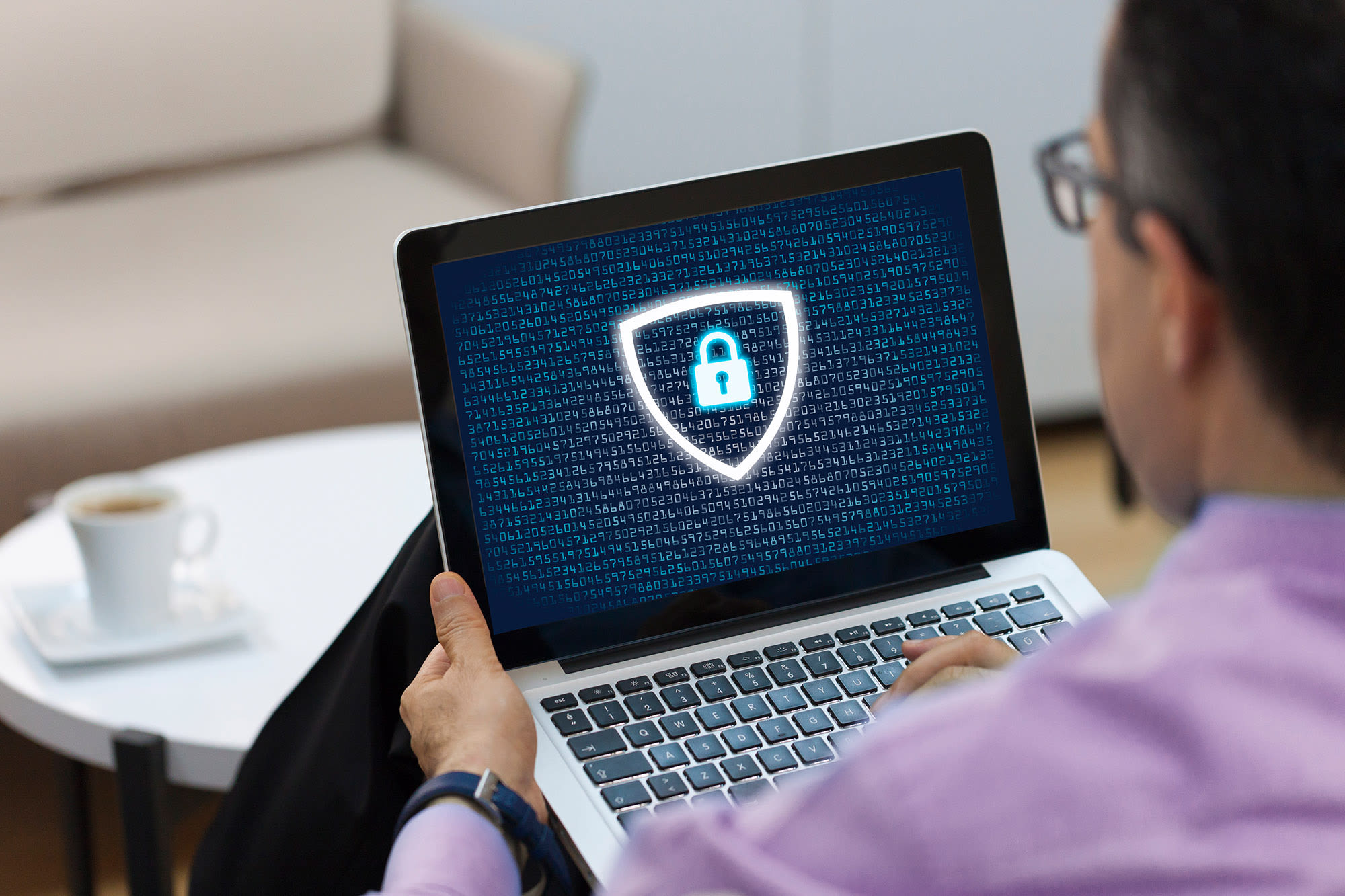  Laptop mit Datenschutzsymbol – sichere Datenverarbeitung bei der BKS Bank.