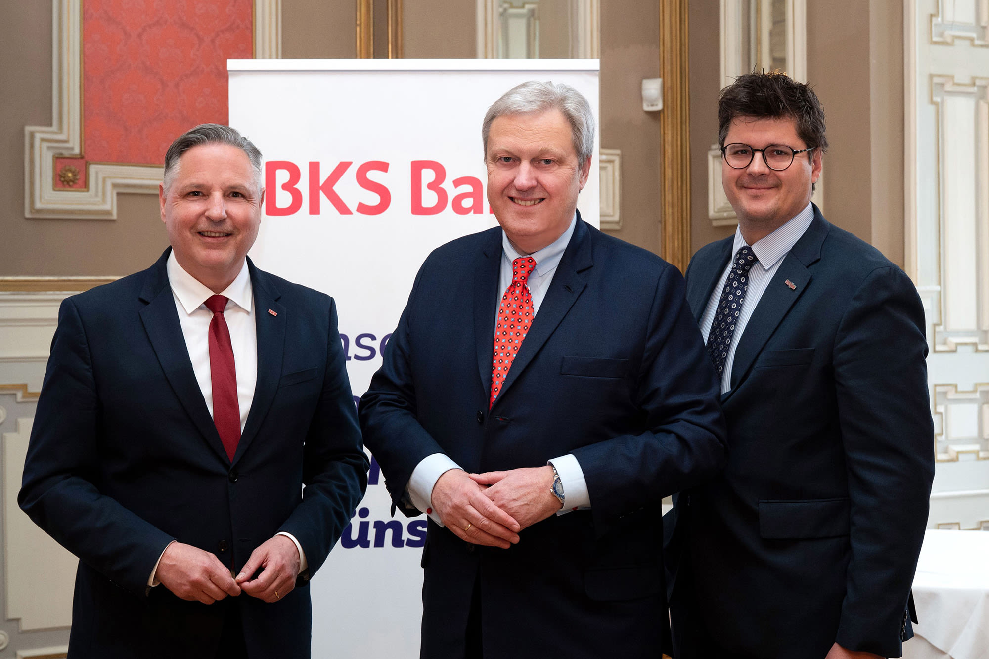Der Vorstandsvorsitzende der BKS Bank, Nikolaus Juhász, mit den Leitern des neuen Filialverbundes Lavanttal 