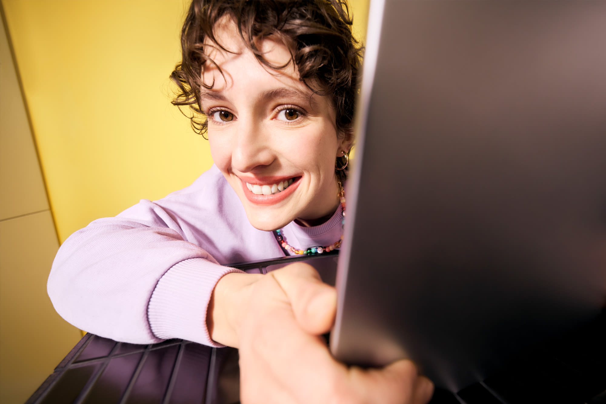 Junge Frau am Laptop – modernes Onlinebanking mit BKS myNet. Junge Frau am Laptop – modernes Onlinebanking mit BKS myNet.