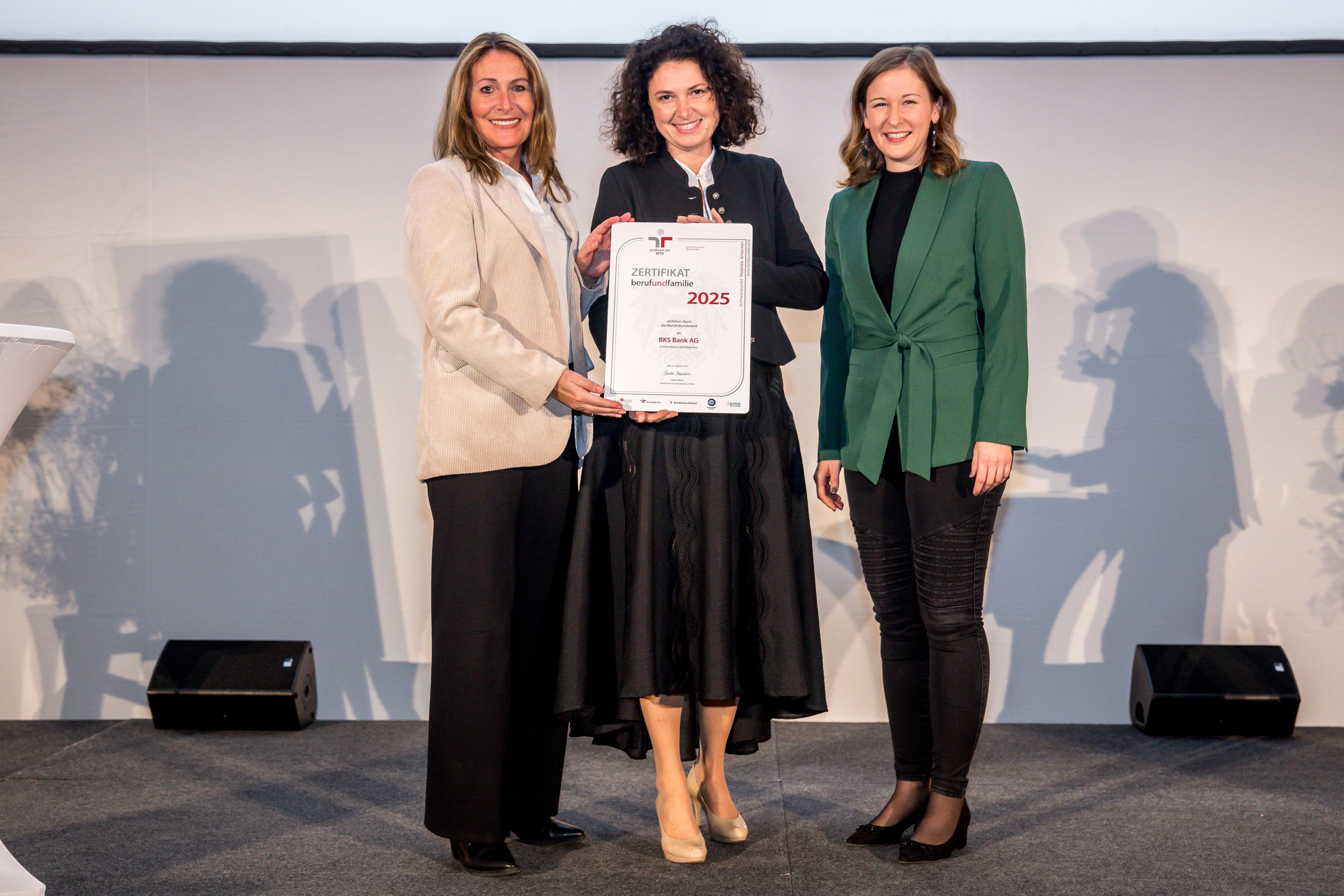 Drei Damen halten das berufundfamilie Zertifikat auf der Bühne - BKS Bank berufundfamilie Drei Damen halten das berufundfamilie Zertifikat auf der Bühne - BKS Bank berufundfamilie