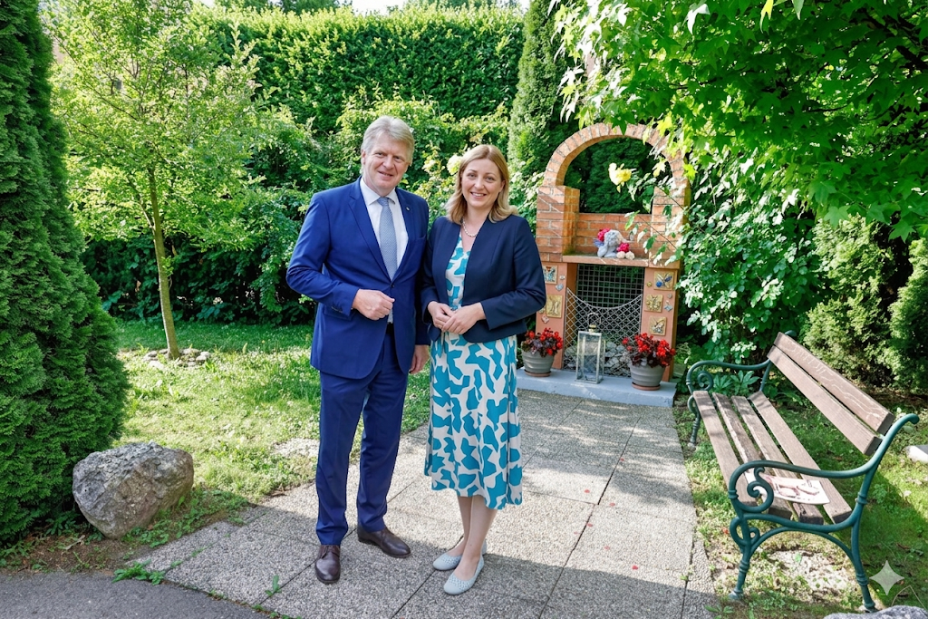 Würdig bis zum Schluss: „Du & Wir-Stiftung“ der BKS Bank fördert Hospizbegleitung der Caritas in Kärnten und Steiermark Würdig bis zum Schluss: „Du & Wir-Stiftung“ der BKS Bank fördert Hospizbegleitung der Caritas in Kärnten und Steiermark