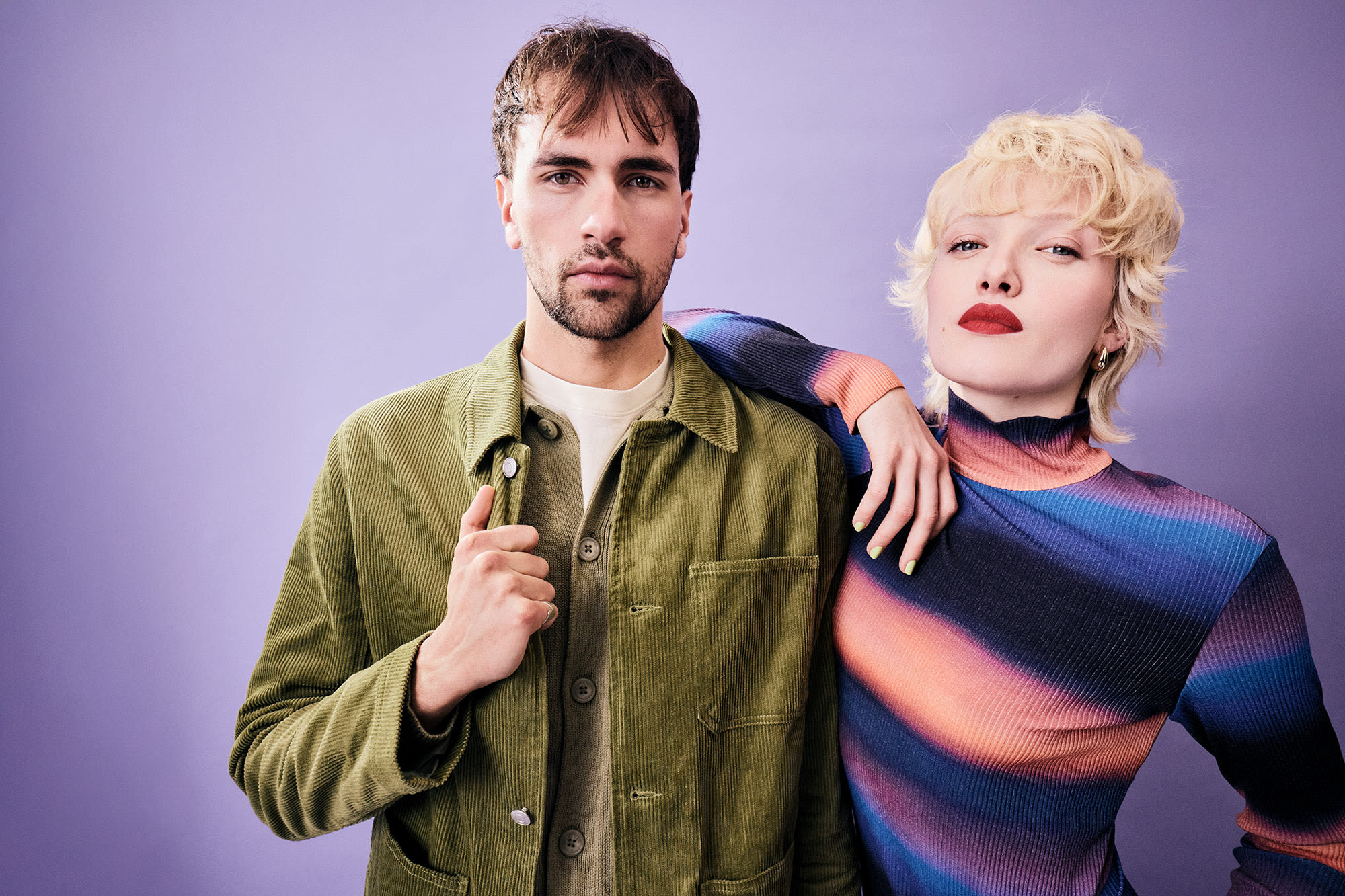 Dvoje mladih ljudi ispred ljubičaste pozadine – dobrodošli u BKS Bank.