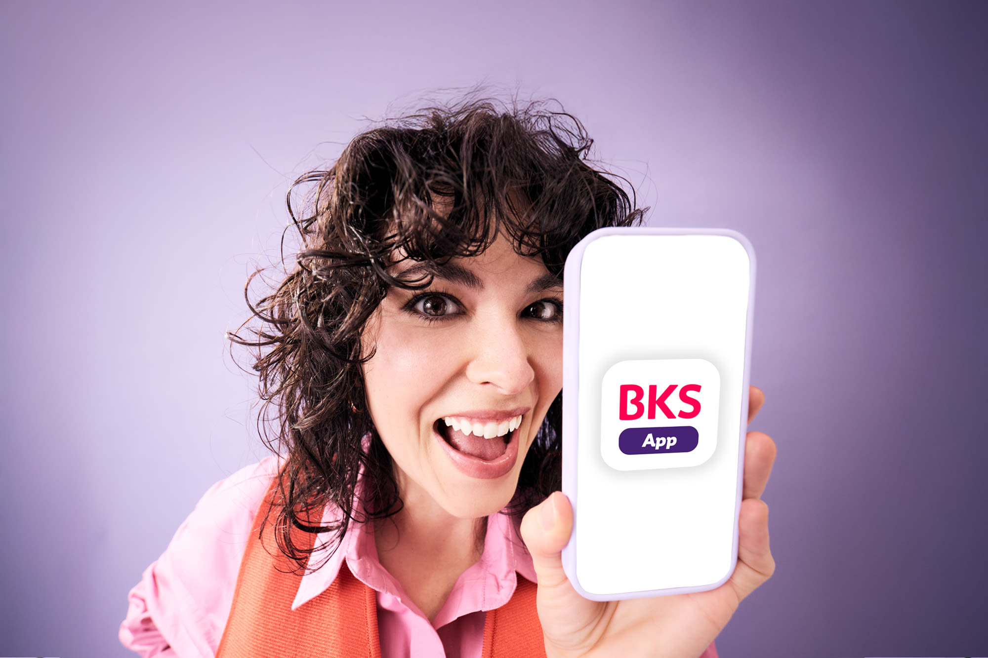Frau zeigt ein Smartphone mit der BKS App – BKS Bank Frau zeigt ein Smartphone mit der BKS App – BKS Bank