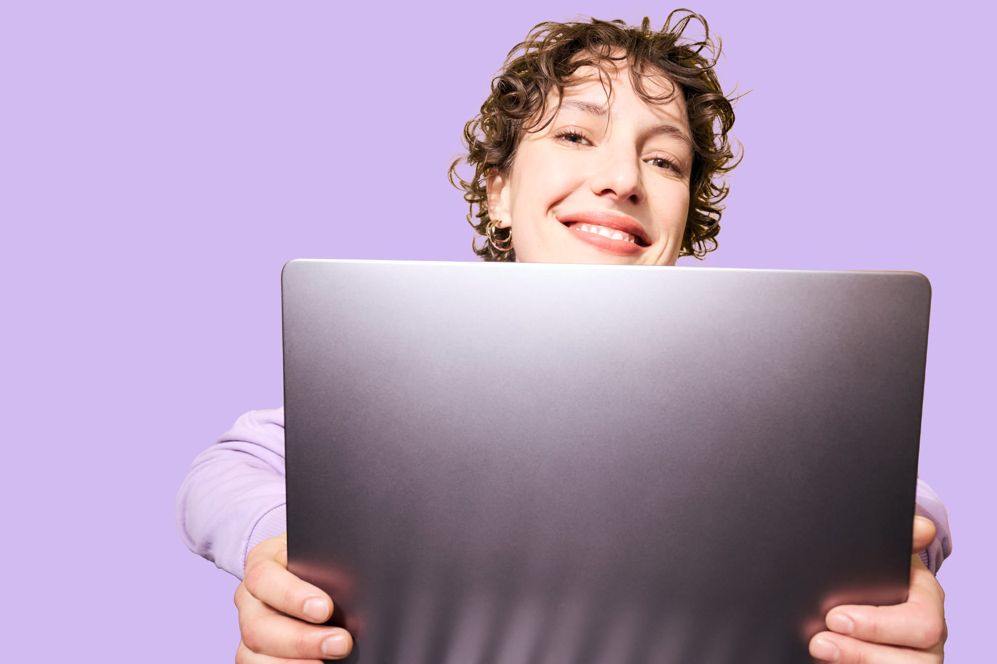 Frau mit Tablet – Wechselservice der BKS Bank Frau mit Tablet – Wechselservice der BKS Bank