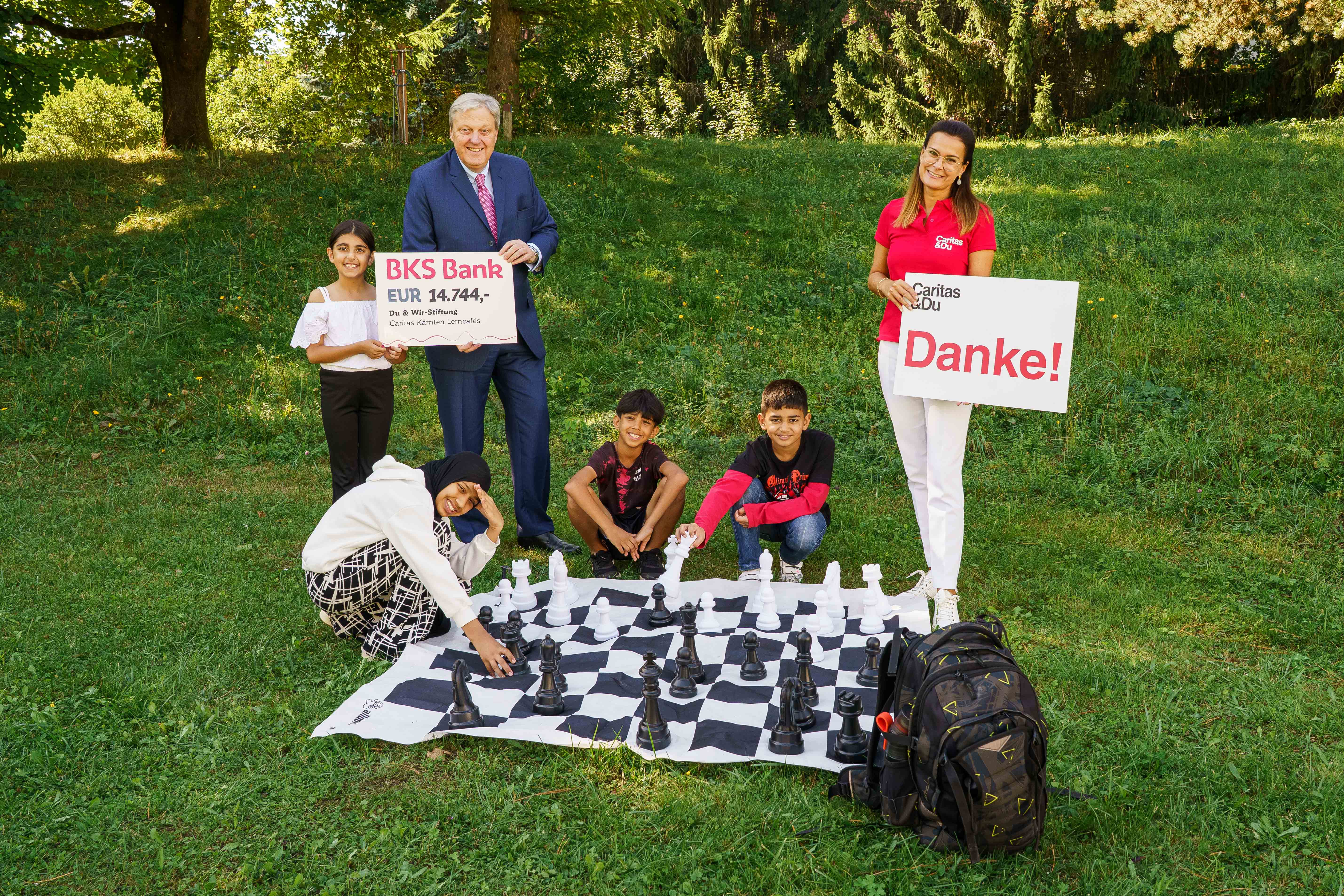 Spendenaktion Caritas "Du & Wir Stiftung" - Vorstandsvorsitzender der BKS Bank Nikolaus Juhasz mit Roberta Striedinger von der Caritas Kärnten und Kinder des Lerncafés Spendenaktion Caritas "Du & Wir Stiftung" - Vorstandsvorsitzender der BKS Bank Nikolaus Juhasz mit Roberta Striedinger von der Caritas Kärnten und Kinder des Lerncafés