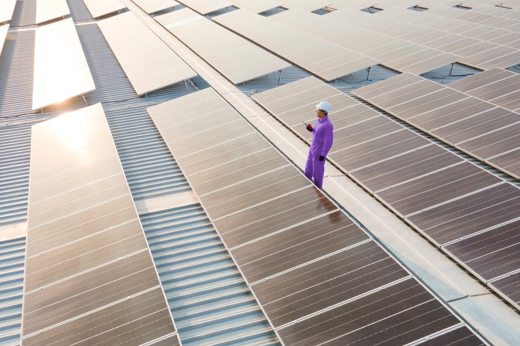 Techniker auf Solaranlage – BKS Bank begleitet mit Förderberatung bei nachhaltigen Energieprojekten. Techniker auf Solaranlage – BKS Bank begleitet mit Förderberatung bei nachhaltigen Energieprojekten.