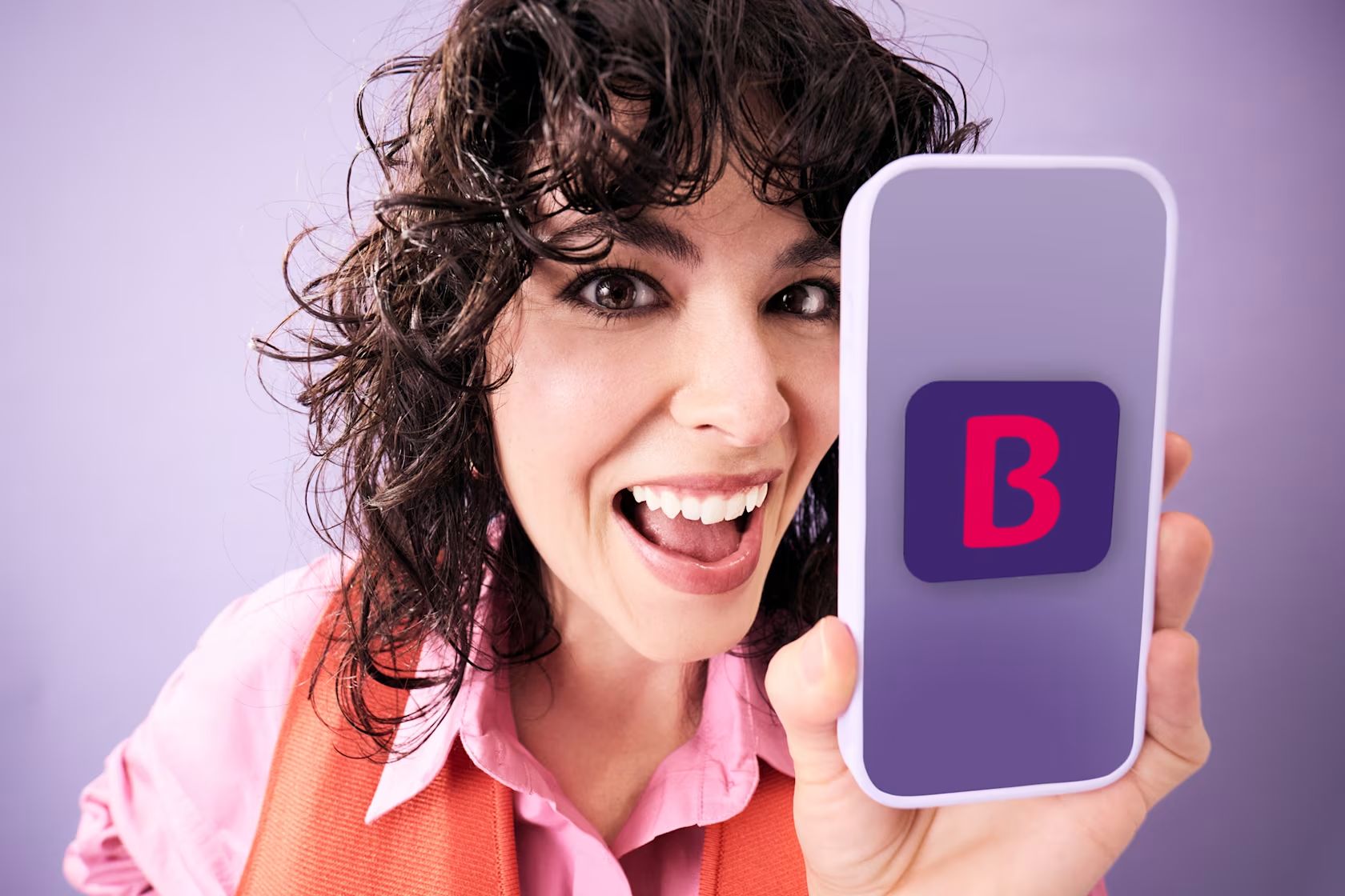 Ženska kaže pametni telefon z BKS App – BKS Bank Ženska kaže pametni telefon z BKS App – BKS Bank