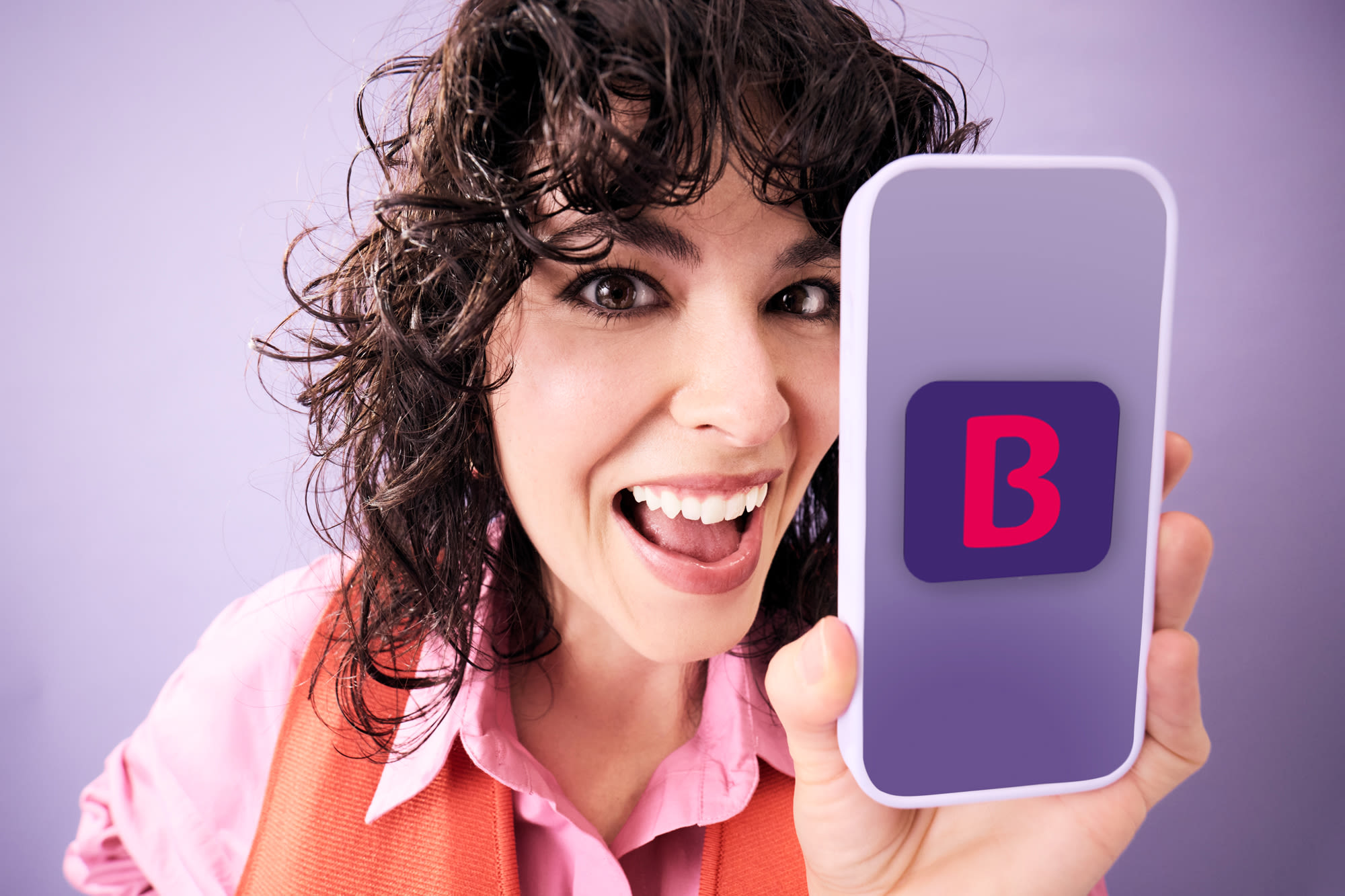 Frau zeigt ein Smartphone mit der BKS App – BKS Bank