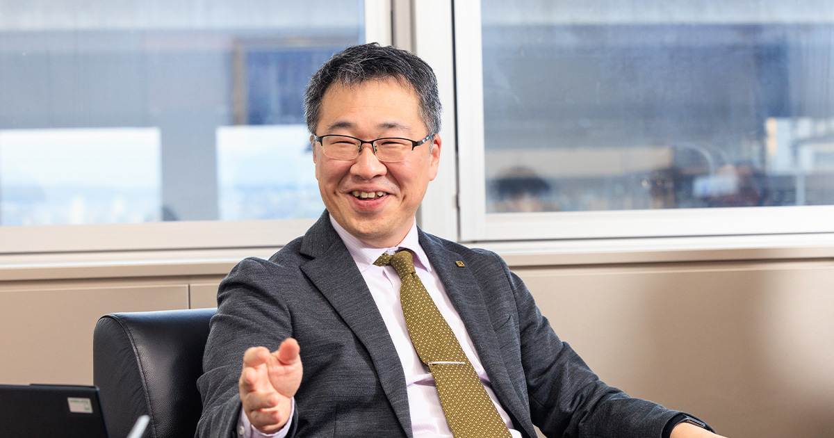 写真：北垣氏が笑顔で話している様子