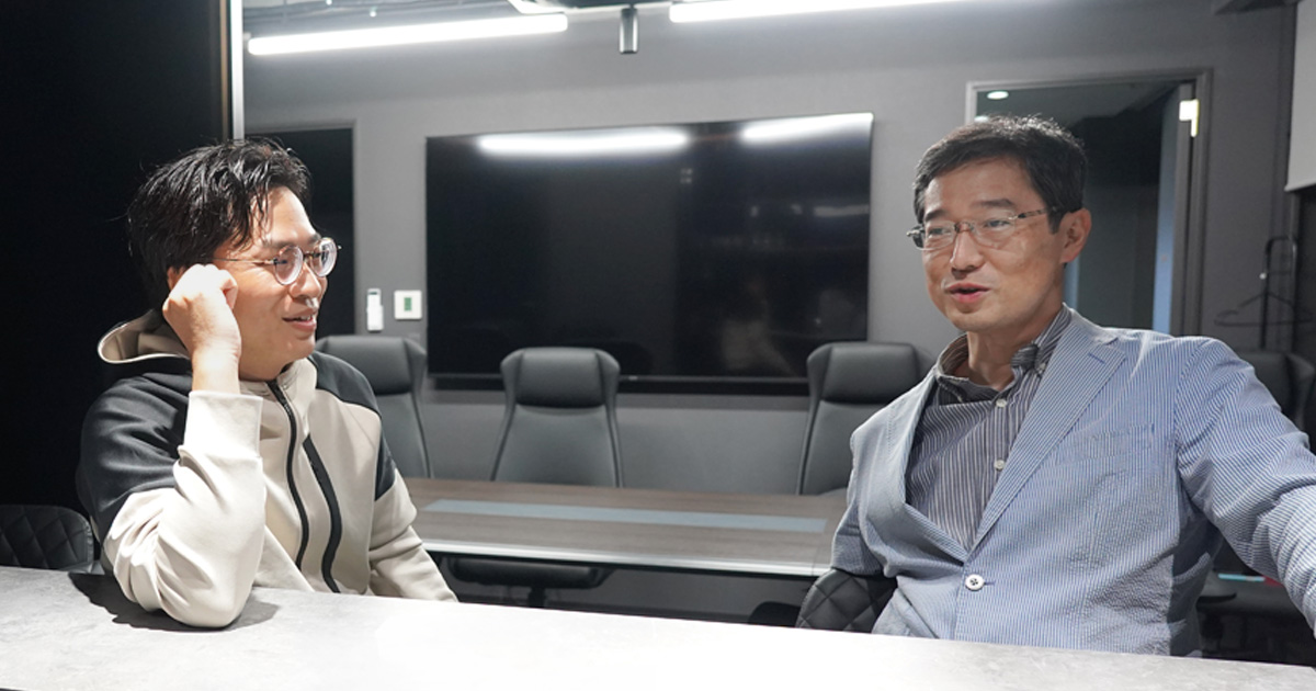 写真：（左から）太田氏と伊原氏が2人で話している様子