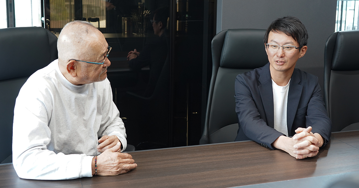 写真：橘（右）とWACUL垣内氏（左）が会話する様子