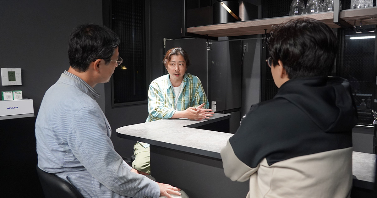 写真：（左から）太田氏、森、伊原氏が3人で話す様子