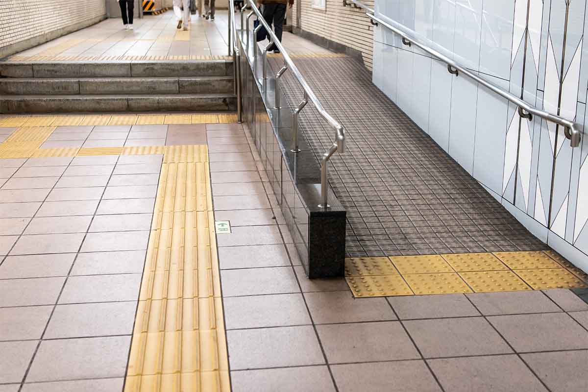 イメージカット：駅とか公共機関のバリアフリーの写真