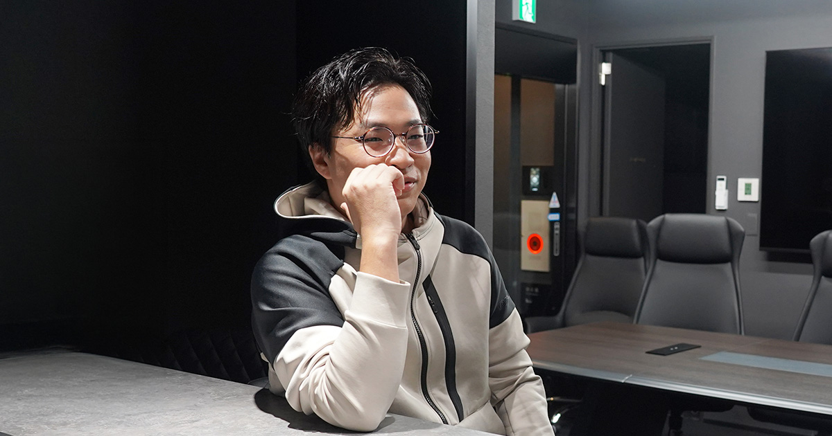写真：伊原氏が話を聞いている様子