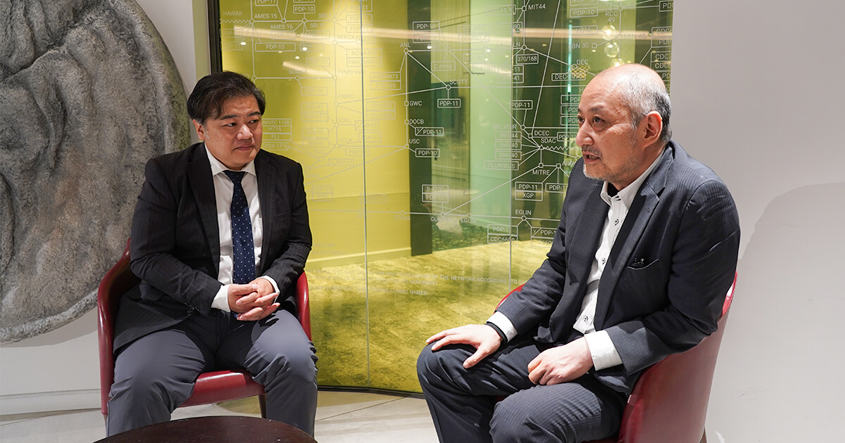 写真；株式会社ジーニー平井氏が話し、株式会社ビジネス・アーキテクツ浦が聞く様子