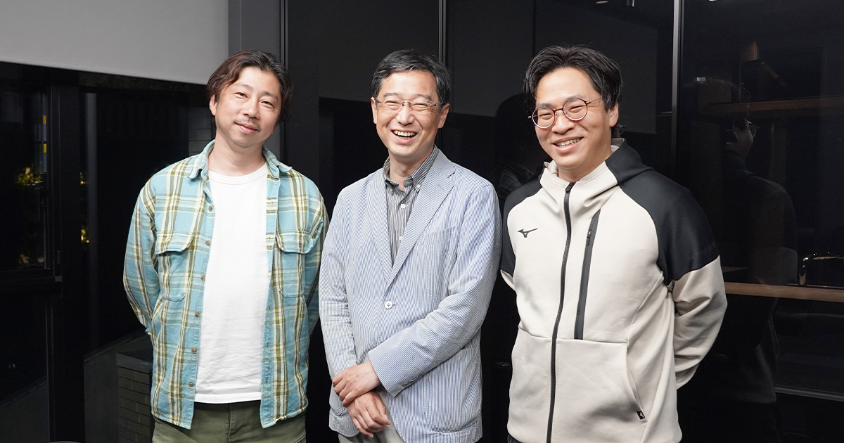 集合写真：笑顔の（左から）森、太田氏、伊原氏