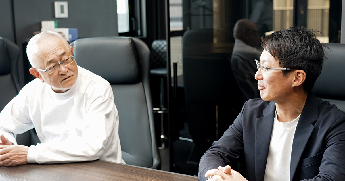 写真：橘（右）とWACUL垣内氏（左）が会話する様子