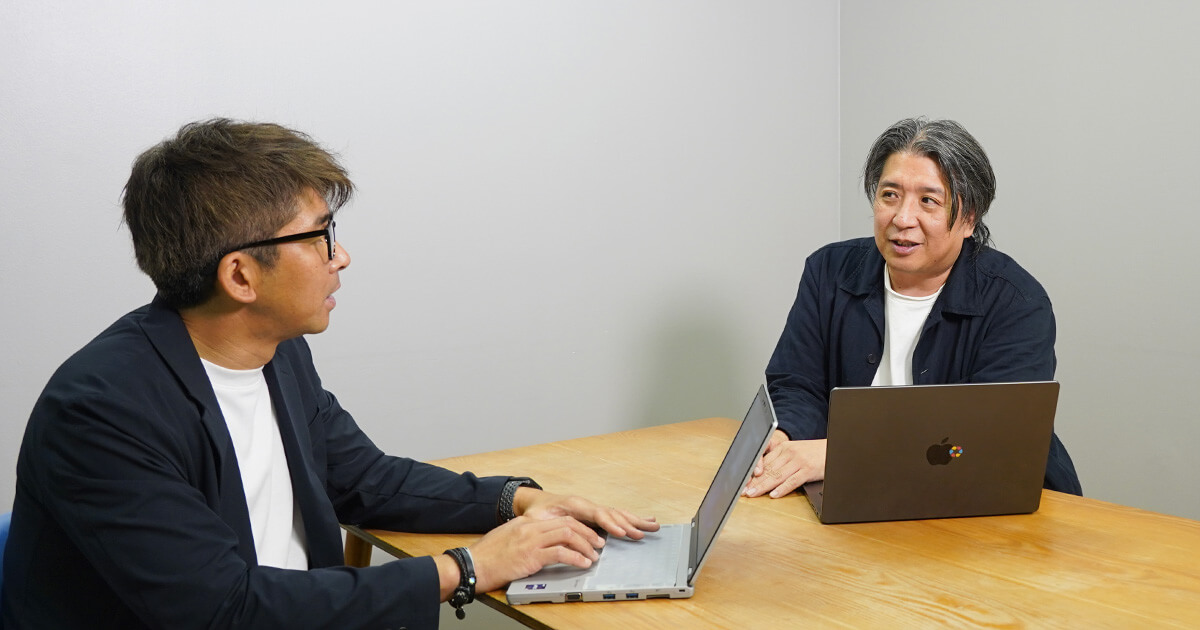 写真：小山がねぎお社長と話している様子