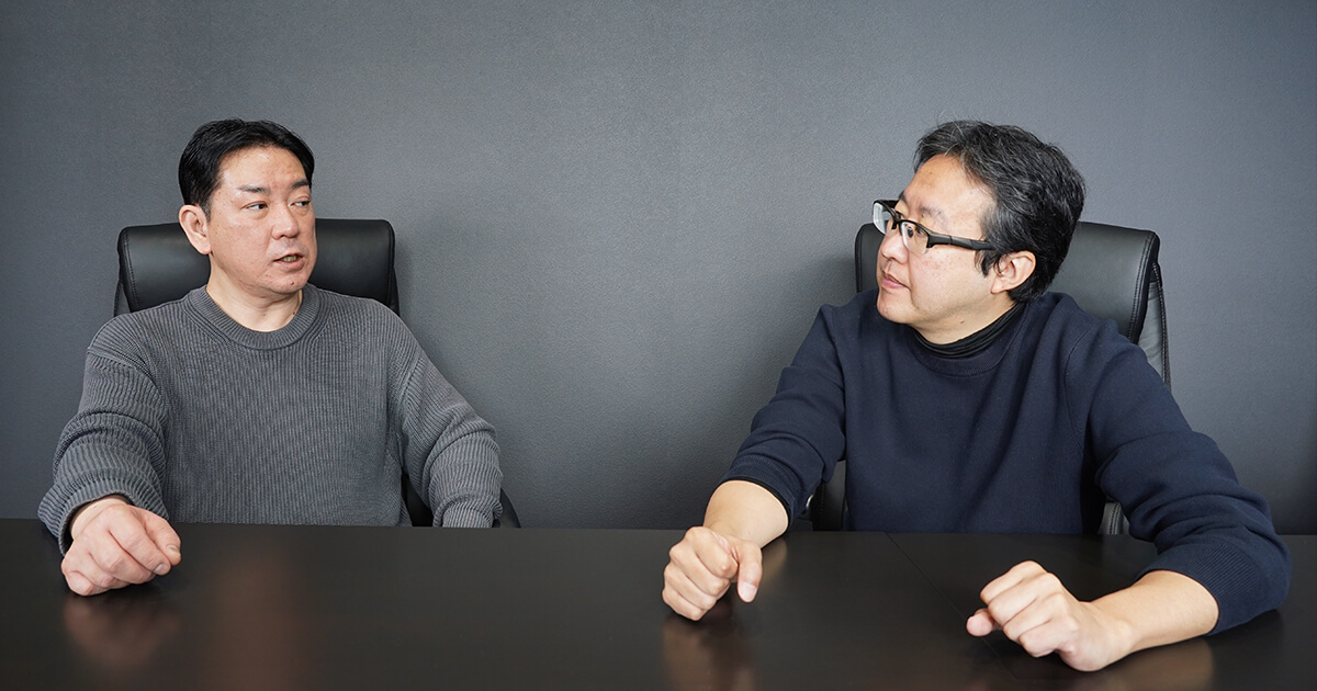 写真：山本（左）と田代（右）が会話する様子
