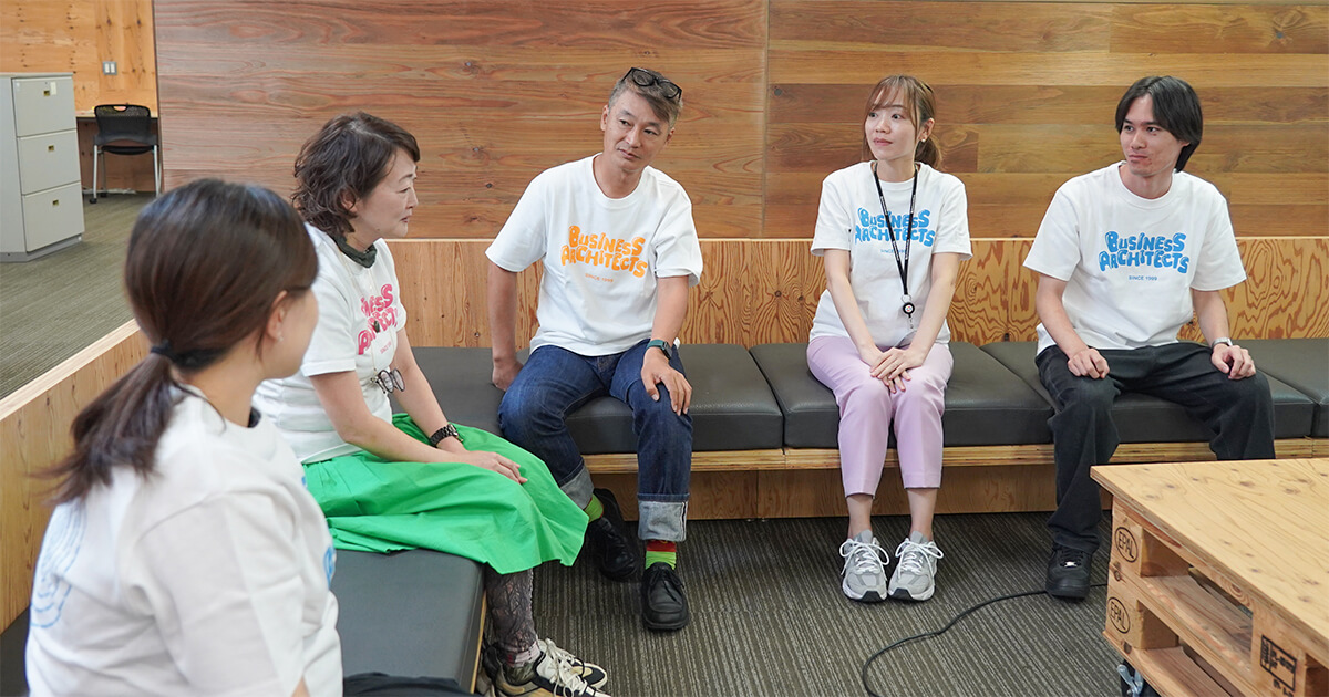参加者全員で対談する様子