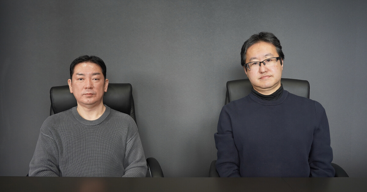 集合写真：山本（左）、田代（右）で椅子に座っている様子