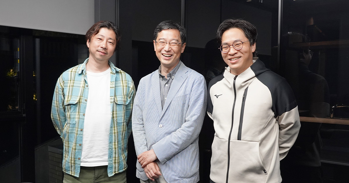 集合写真（後編）：笑顔の（左から）森、太田氏、伊原氏