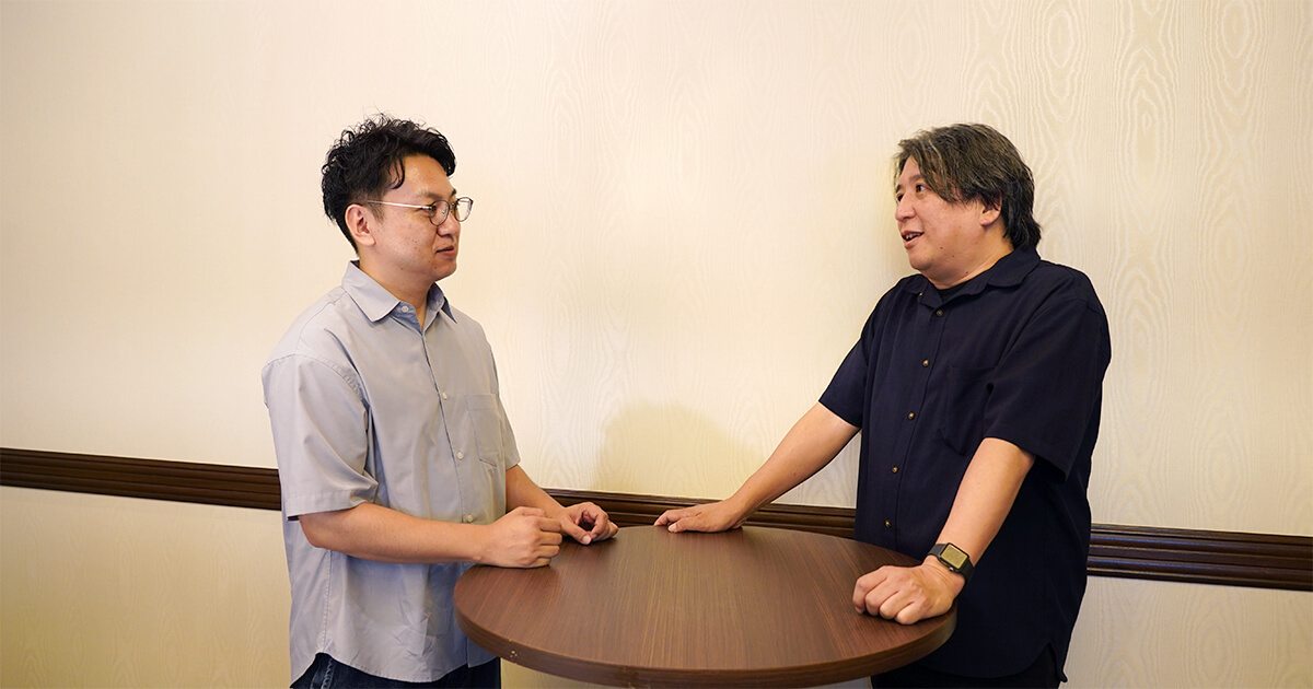 小山と野島が会話する様子