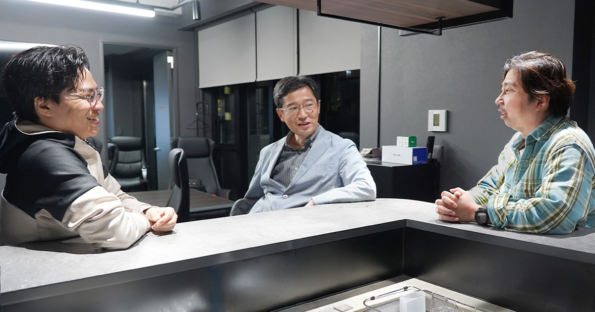 写真：（左から）伊原氏、太田氏、森が3人で話す様子