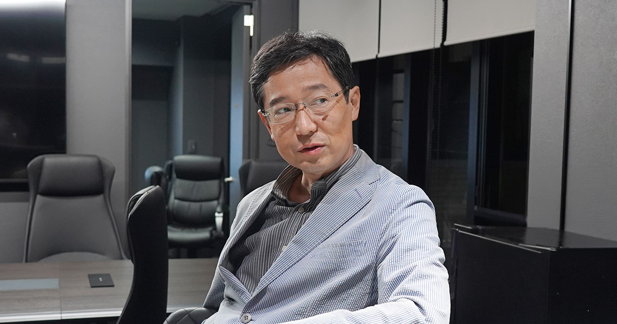 写真：太田氏が話を聞いている様子