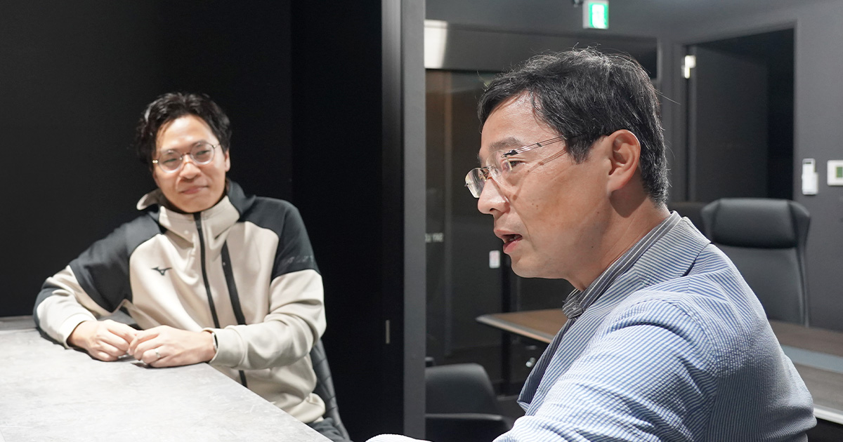 写真：太田氏（右）が話しているのを聞いている伊原氏（左）
