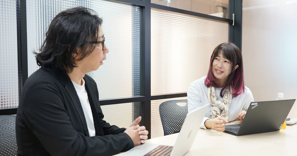 写真：山本氏と森が話す様子2