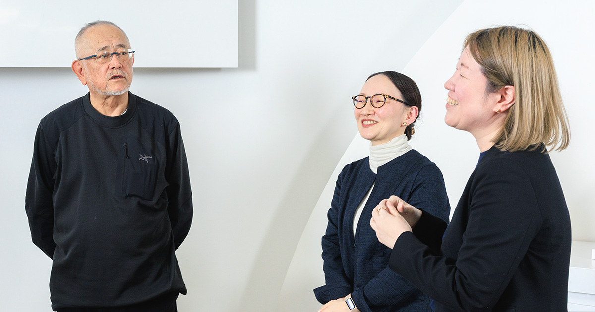 写真：左からビジネス・アーキテクツの橘、新山、三木が話す様子。