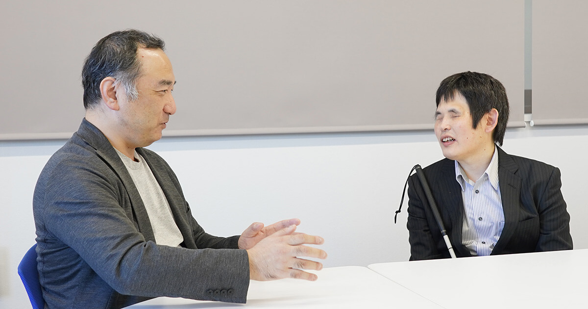 写真：諸熊氏と柳沢が話す様子2