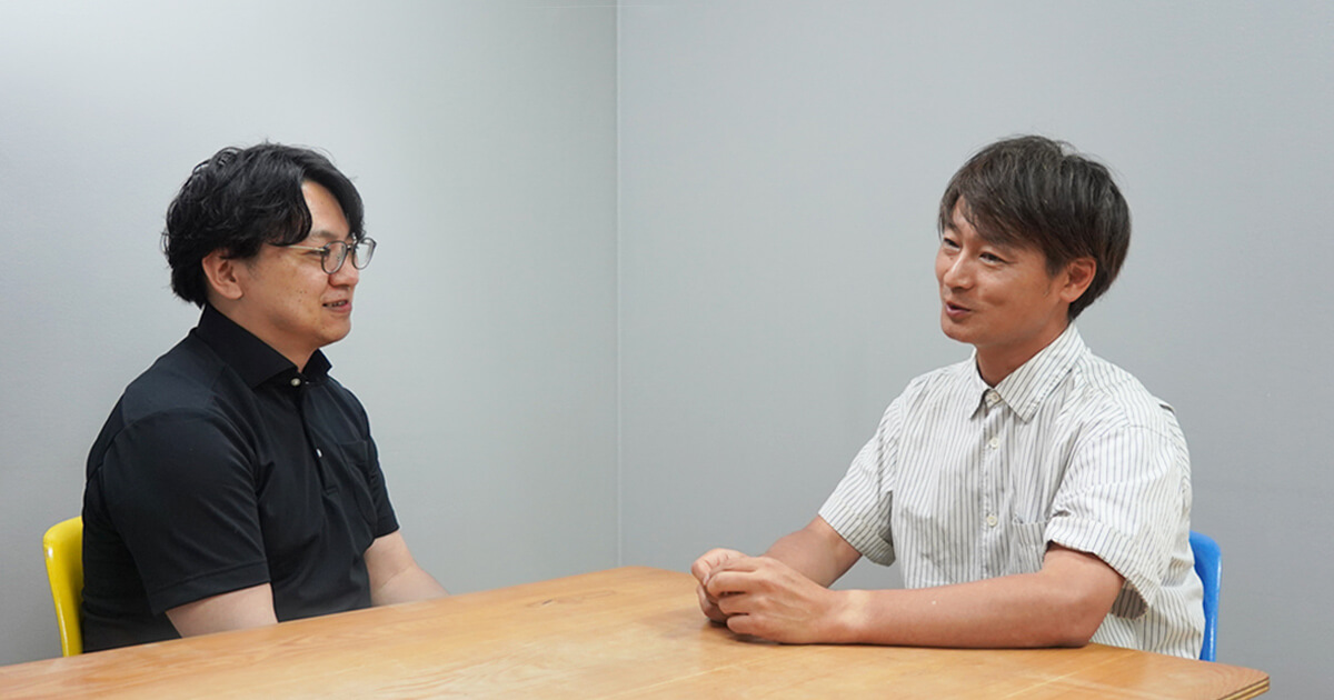 写真：野島と森住が会話する様子