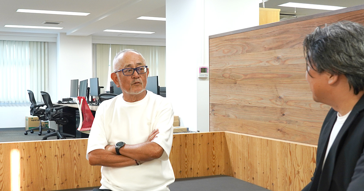 写真：小山の話を橘が聞いている様子