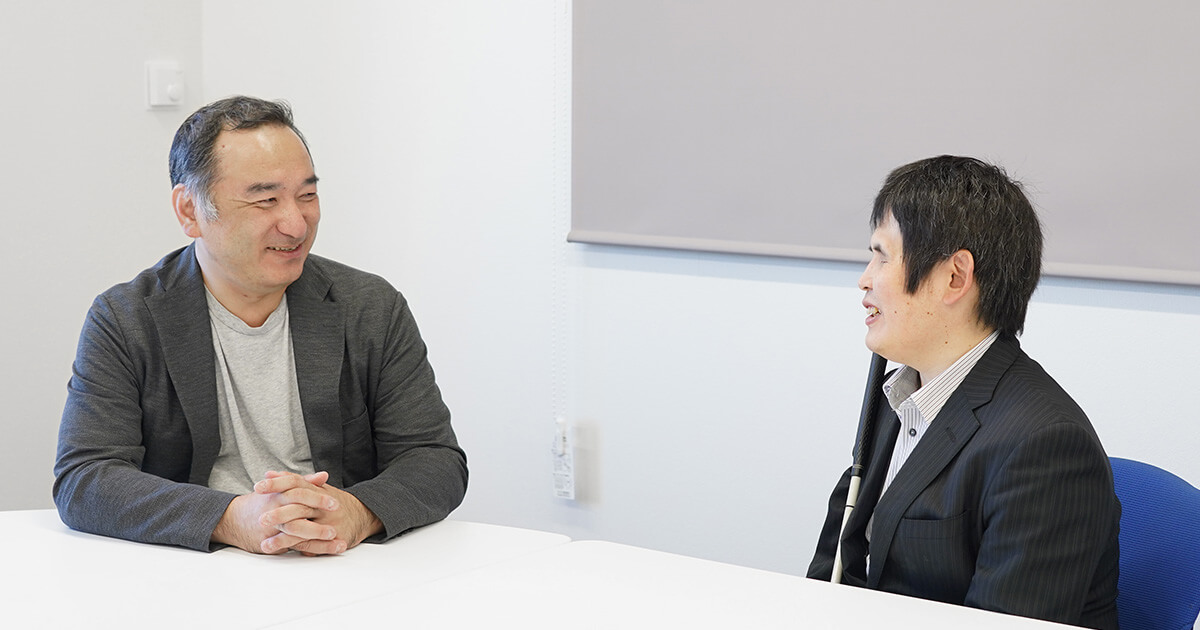 写真：諸熊氏と柳沢が話す様子1