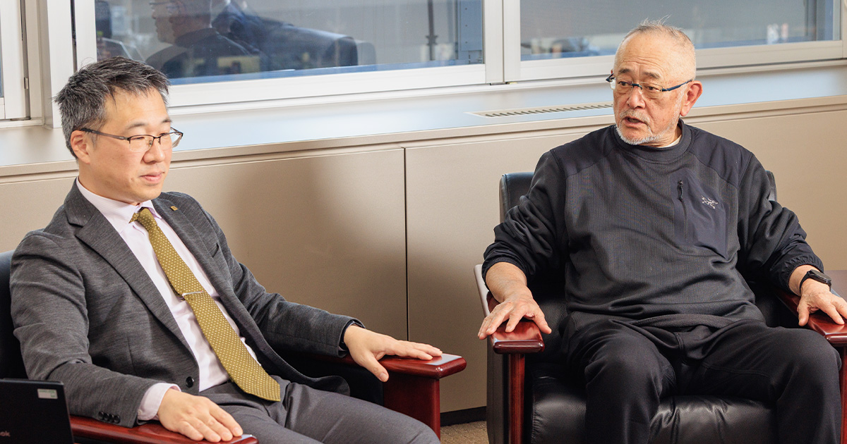写真：左から、北垣氏と橘 守 / Chief strategist（ビジネス・アーキテクツ）が話している様子