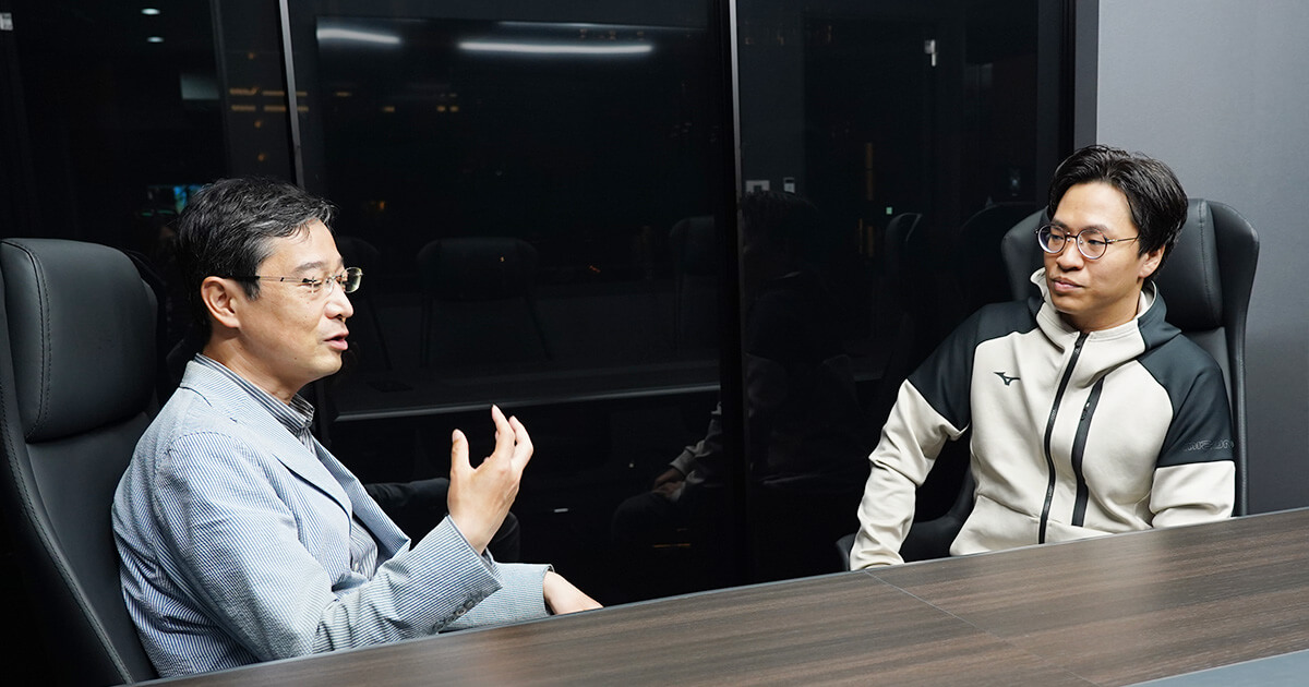 写真：（左から）太田氏と伊原氏が二人で話す様子