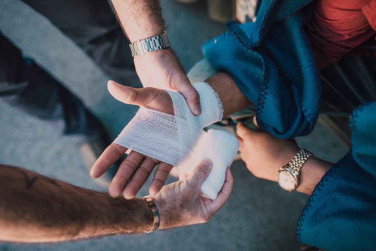 員工受傷雇主責任怎麼定?律師解釋法律義務與賠償! - 易律網