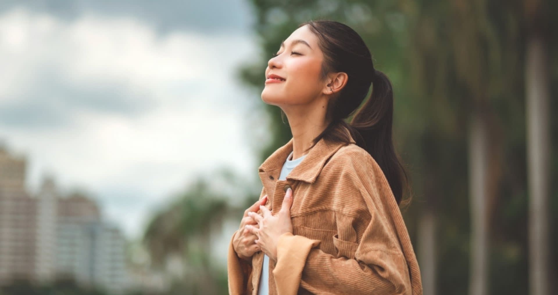 woman_looking_up_banner