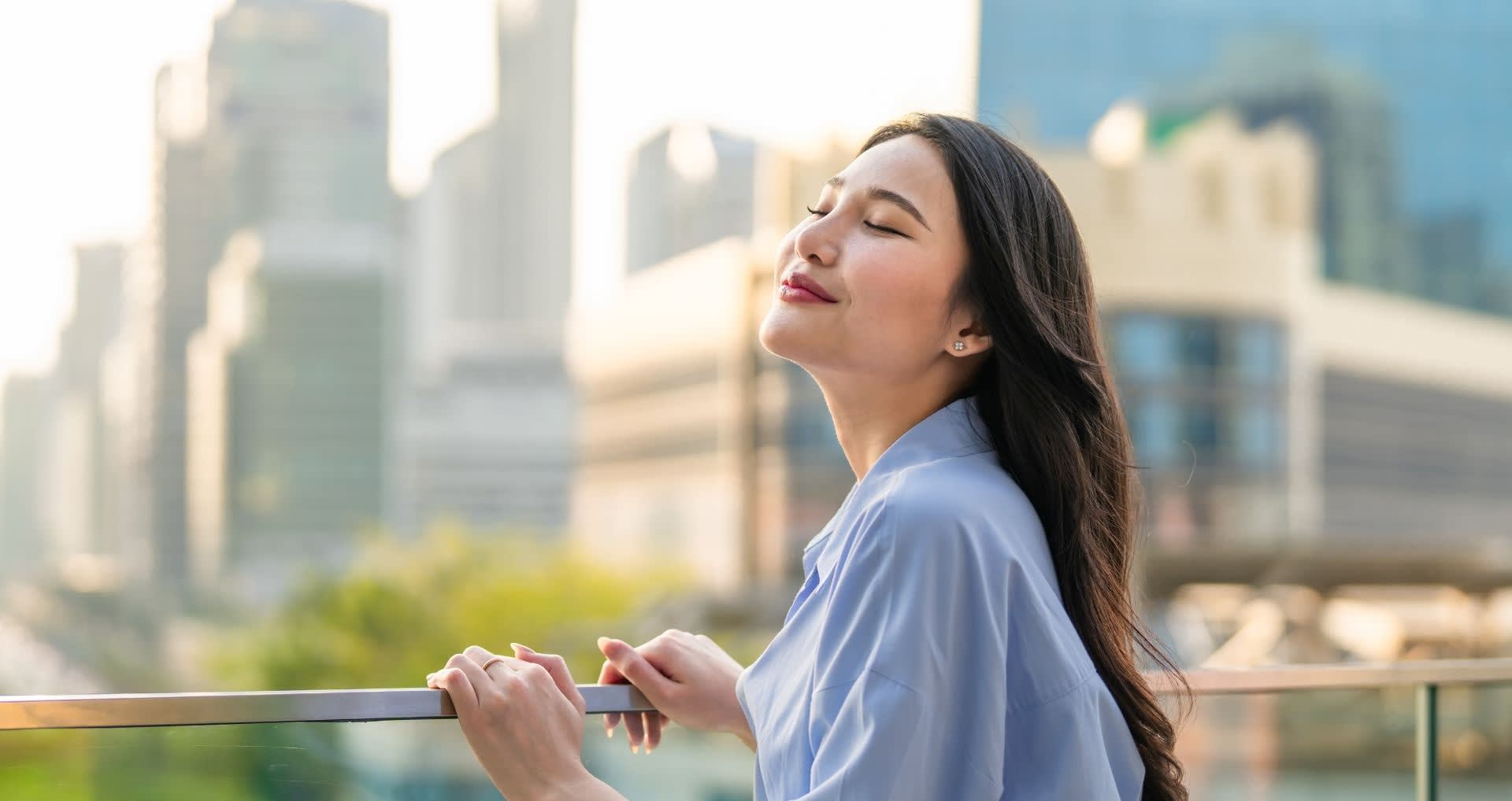 woman_balcony_banner
