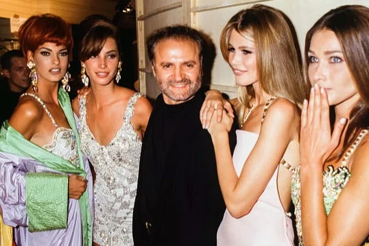 Gianni Versace with Linda Evangelista, Christy Turlington, Claudia Schiffer and Carla Bruni 1991, France. Photo by PAT/ARNAL/Gamma-Rapho via Getty Images