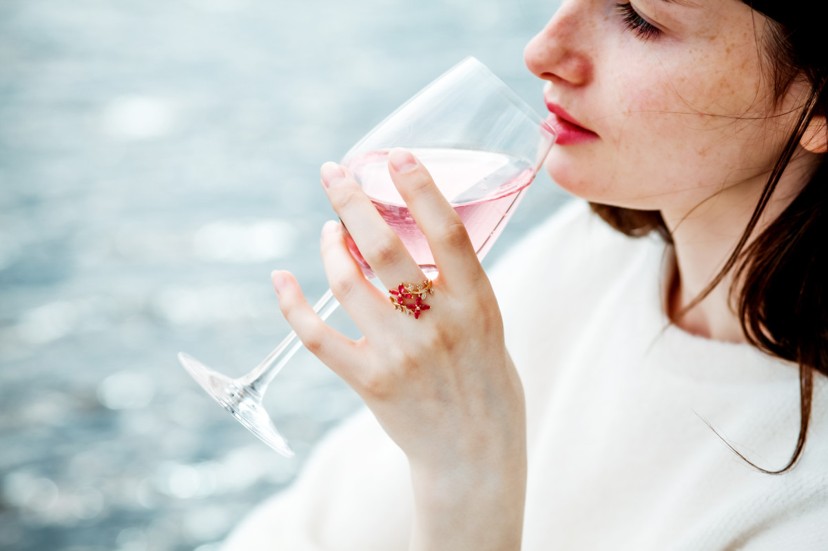 woman-drinking-rose-wine