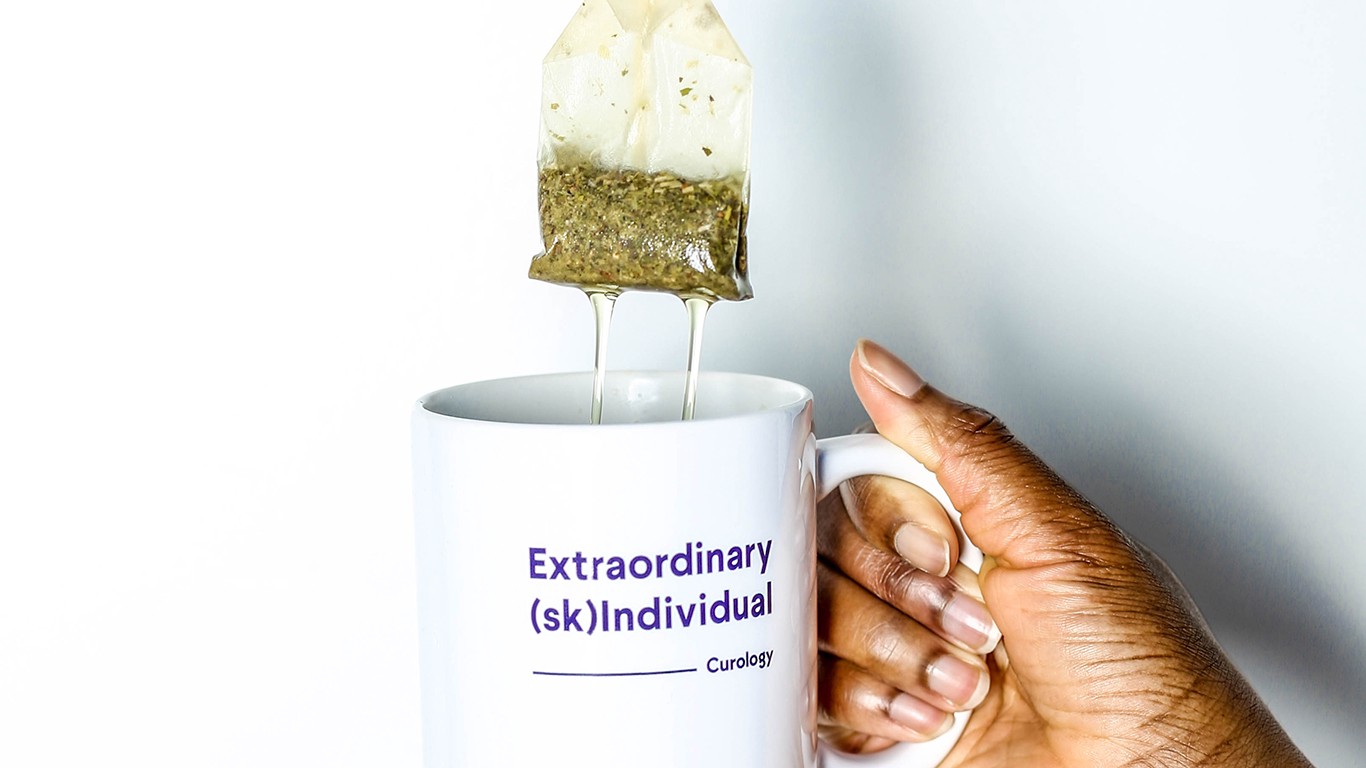 Mug / cup with teabag saying extraordinary (sk)individual