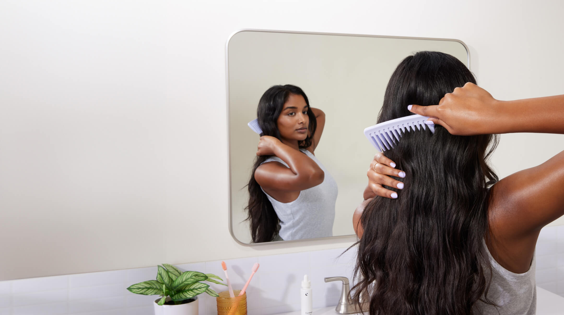 Brunett combing hair in mirror - Desktop