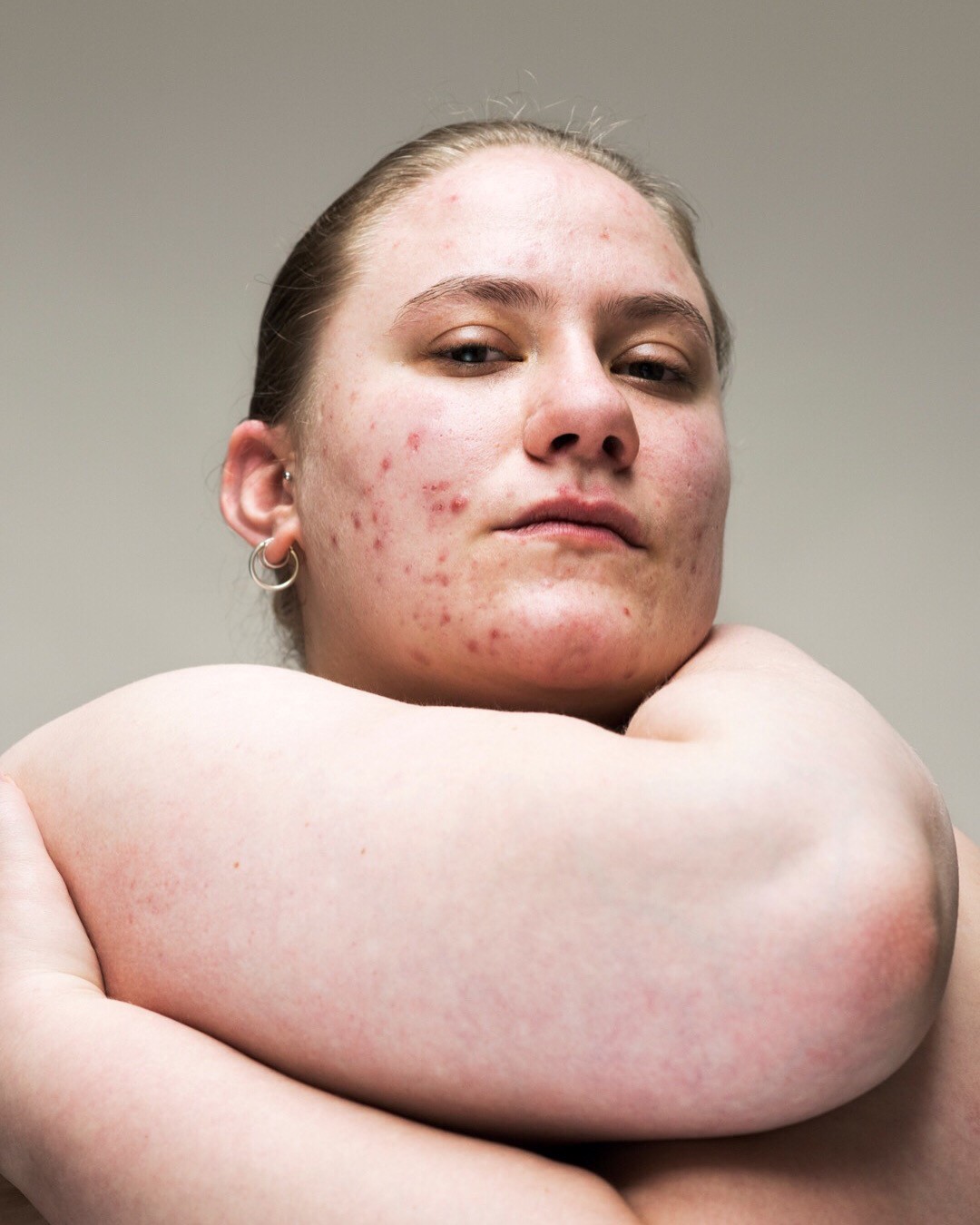 Women with her arms wrapping around her body (Photo by @sophieharristaylor)